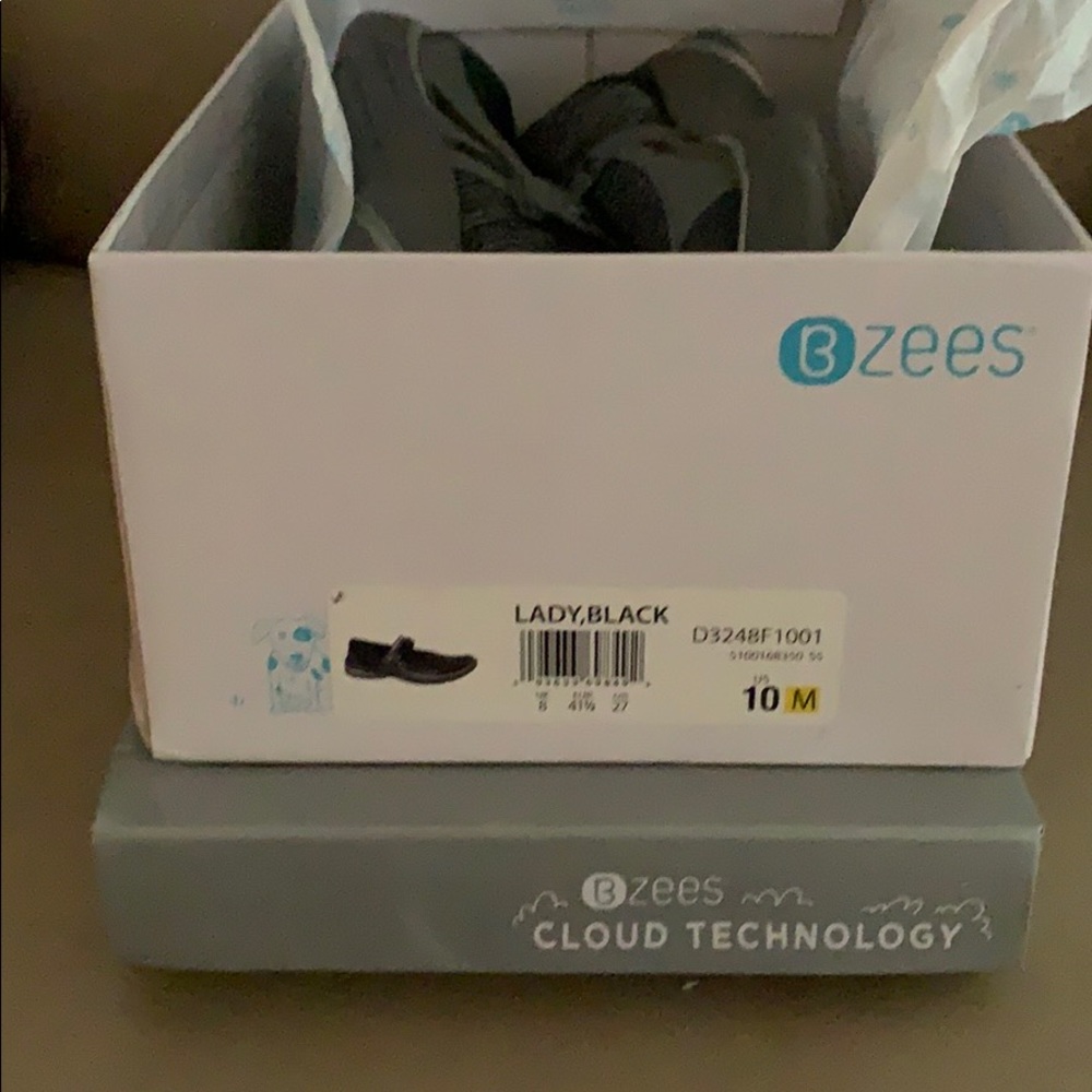 Womens Brand New Shoes, Size 10M - Bzees